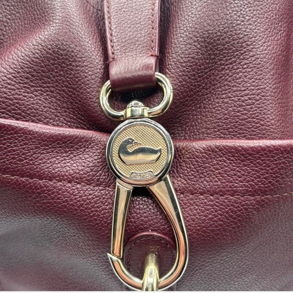 Dooney & Bourke Belvedere Logo Lock shoulder bag in burgundy pebbled leather - Picture 2 of 7